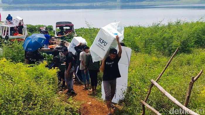Distribusi logistik Pemilu 2024 di Bandung Barat Distribusi logistik Pemilu 2024 di Bandung Barat