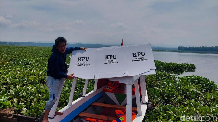 Distribusi logistik Pemilu 2024 di Bandung Barat