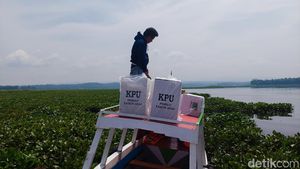 Susahnya Petugas Distribusi Logistik Pemilu ke Ujung Bandung Barat