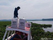 Susahnya Petugas Distribusi Logistik Pemilu ke Ujung Bandung Barat