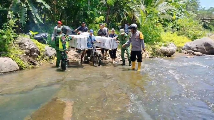 Distribusi logistik Pemilu di Kabupaten Tasikmalaya.