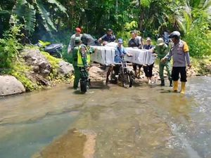 Menembus Jalan Terjal Demi Distribusikan Logistik Pemilu di Pedalaman Tasik