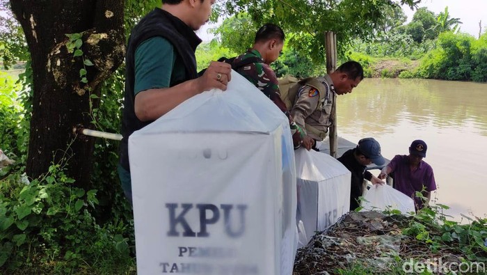 Distribusi Logistik Pemilu ke wilayah terpencil di Sidoarjo Distribusi Logistik Pemilu ke wilayah terpencil di Sidoarjo