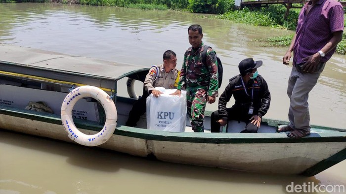 Distribusi Logistik Pemilu ke wilayah terpencil di Sidoarjo