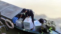 Petugas gabungan mulai memindahkan logistik pemilu dengan menggunakan perahu yang akan dikirim ke wilayah terpencil di Sidoarjo.