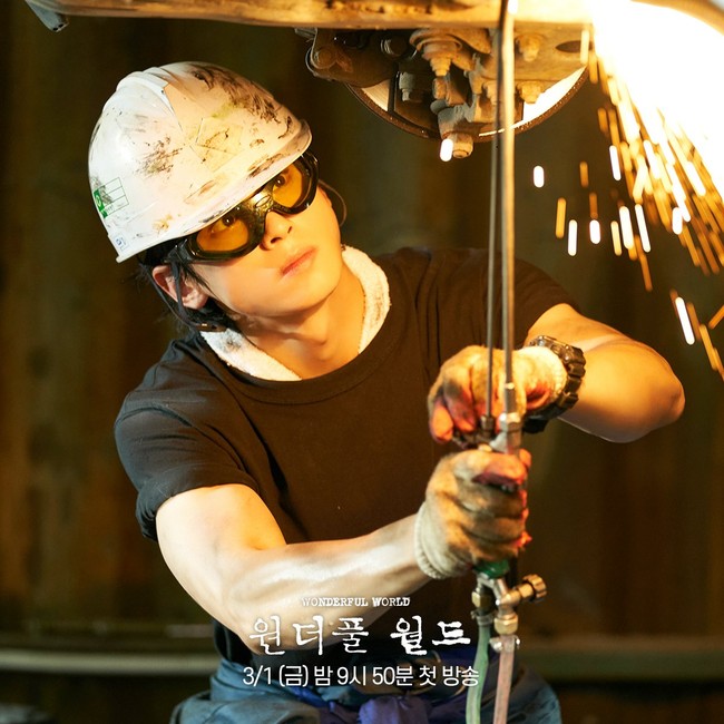 Berbeda dengan peran-peran sebelumnya sebagai siswa SMA elit hingga pangeran, Cha Eun Woo hidup pas-pasan dan bekerja serabutan. Dalam sejumlah adegan, Cha Eun Woo juga tampil lusuh dan keringatan. Foto: dok. JTBC