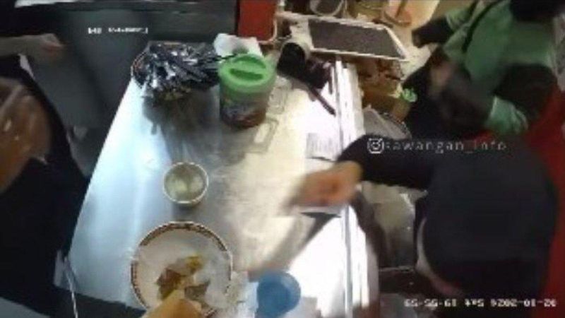 Tukang ojek itu ribut dengan pelayan restoran