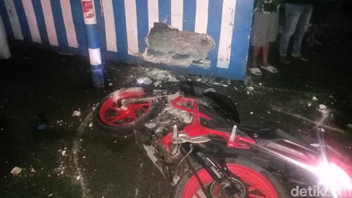 Dua pemuda mabuk tewas setelah menabrak pos polisi di Kupang, NTT.