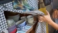 Kabinet dapur itu jadi tampak cantik. Biasanya, Widi menggunakannya untuk menyimpan piring, mangkuk, gelas, dan alat makan lainnya. Foto: Instagram/YouTube