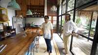 Tampilan dapurnya juga apik dan luas. Pintu kaca besar yang langsung menghadap ke beranda rumahnya ini membuat cahaya mudah masuk. Foto: Instagram/YouTube