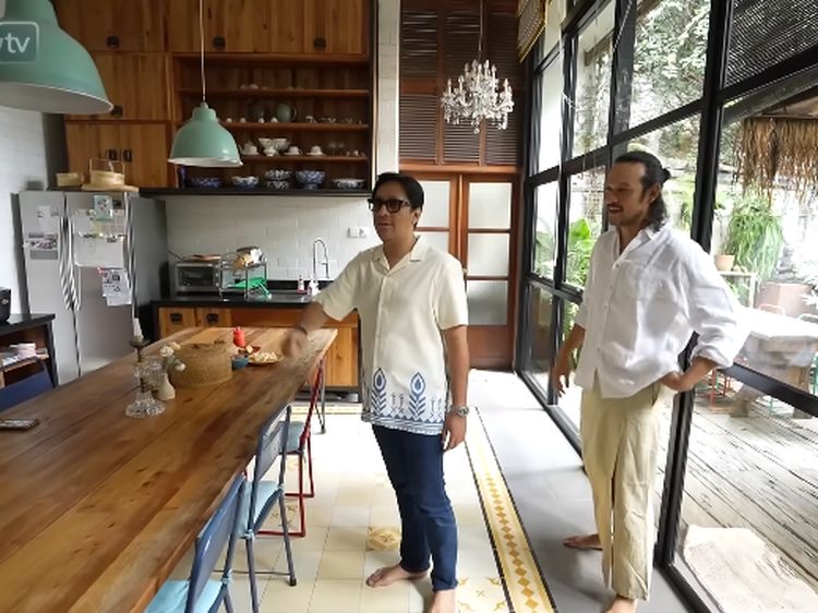 Super Homey! Ini Tampilan Dapur Rumah Widi Mulia dan Dwi Sasono