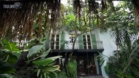 Dwi Sasono sempat mengungkapkan bagaimana desain rumahnya melalui video yang tayang pada channel YouTube Taulany TV. Rumah pasangan seniman ini tampak teduh dan homey. Foto: Instagram/YouTube