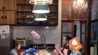 Begini suasana hangat jika satu keluarga berkumpul bersama. Pada momen ini tampak Widi, Dwi, dan anggota keluarga lainnya menikmati makan malam dengan hangat. Foto: Instagram/YouTube