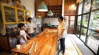 Pada bagian dapur langsung ada meja makan panjang. Desainnya sangat sederhana, berupa kayu memanjang dengan kursi kecil dari besi. Foto: Instagram/YouTube