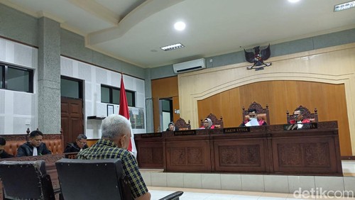 Eks Kepala Dinas ESDM Muhammad Husni saat pembacaan vonis kasus korupsi tambang pasir Besi di PN Tipikor Mataram, Selasa (13/2/2024).