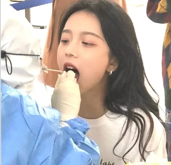 Wanita yang dikenal dengan nama akun Enndme tersebut terlihat tengah melakukan tes COVID ketika gambarnya diambil. Bahkan dalam situasi tersebut, ia terlihat cantik.  Foto: Instagram @enndm_e