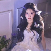 Dalam postingannya, wanita 23 tahun tersebut terlihat bekerja sama dengan banyak brand besar, termasuk Lancome dan Valentino. Foto: Instagram @enndm_e