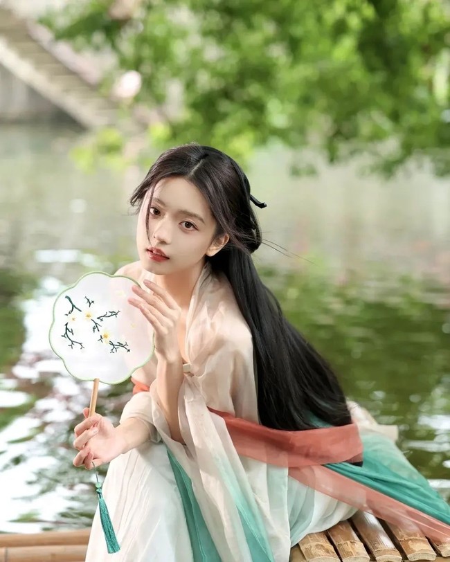 Sebagai beauty enthusiast, Enndme sering menampilkan berbagai tampilan makeup, mulai dari bare-faced, tren viral, fantasi hingga tradisional.  Foto: Instagram @enndm_e