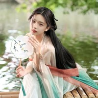 Sebagai beauty enthusiast, Enndme sering menampilkan berbagai tampilan makeup, mulai dari bare-faced, tren viral, fantasi hingga tradisional.  Foto: Instagram @enndm_e