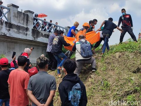 Evakuasi mayat pria tergantung di kolong jembatan Waru, Kota Semarang, Selasa (13/2/2024).