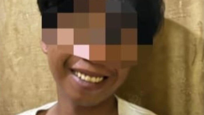 Febri Romadhoni (28) tersenyum saat dibekuk polisi usai dilaporkan memperkosa pacar di bawah umur.