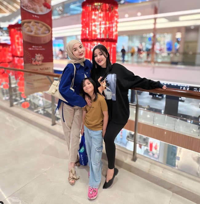 Nindy Ayunda tampil kasual dengan gaya hijab sederhana saat menemani anaknya pergi ke mall. Ia terlihat nyaman menggunakan hijab pashmina. Foto: Instagram @nindyayunda