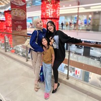Nindy Ayunda tampil kasual dengan gaya hijab sederhana saat menemani anaknya pergi ke mall. Ia terlihat nyaman menggunakan hijab pashmina. Foto: Instagram @nindyayunda
