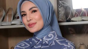 8 Potret Nindy Ayunda yang Berhijab Usai Jalani Umrah di 2024