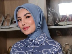 8 Potret Nindy Ayunda yang Berhijab Usai Jalani Umrah di 2024