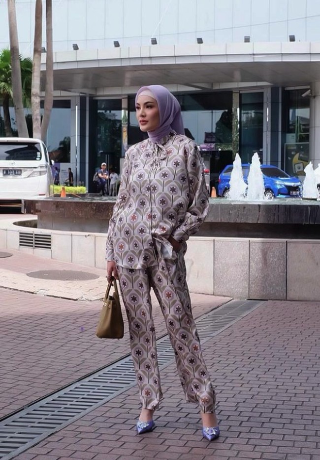 Penampilan Nindy Ayunda kali ini terlihat pangling dengan setelan printed outfit yang playful. “Rezeki itu nggak hanya dalam bentuk uang, teman yang baik juga merupakan salah satu rezeki yang Allah kasih buat kita,” tulis Nindy Ayunda. Foto: Instagram @nindyayunda