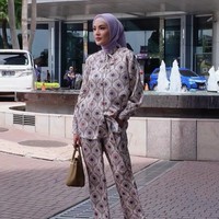 Penampilan Nindy Ayunda kali ini terlihat pangling dengan setelan printed outfit yang playful. “Rezeki itu nggak hanya dalam bentuk uang, teman yang baik juga merupakan salah satu rezeki yang Allah kasih buat kita,” tulis Nindy Ayunda. Foto: Instagram @nindyayunda