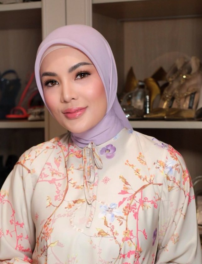 Tampaknya gaya hijab formal dengan detail ikat belakang yang polos bisa membantu memberikan kesan elegan. Riasan natural dengan lipstik pink juga terlihat menjadi andalan Nindy Ayunda. Foto: Instagram @nindyayunda