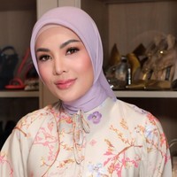 Tampaknya gaya hijab formal dengan detail ikat belakang yang polos bisa membantu memberikan kesan elegan. Riasan natural dengan lipstik pink juga terlihat menjadi andalan Nindy Ayunda. Foto: Instagram @nindyayunda