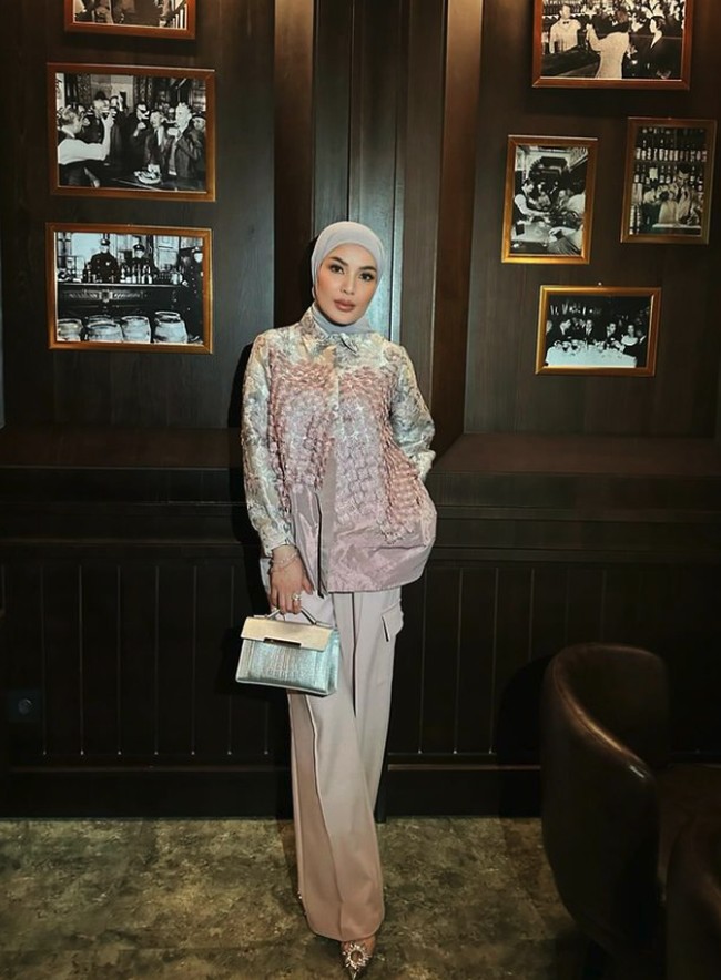 Nindy Ayunda mengatakan kini mulai lebih fokus beribadah, salah satunya keputusan untuk mantap berhijab. “Mulai sekarang fokus perbaiki ibadah, banyak bersedekah dan bahagiakan keluarga,” tulis Nindy Ayunda. Foto: Instagram @nindyayunda