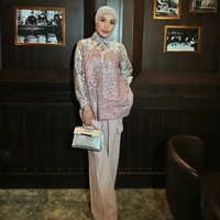 Nindy Ayunda mengatakan kini mulai lebih fokus beribadah, salah satunya keputusan untuk mantap berhijab. “Mulai sekarang fokus perbaiki ibadah, banyak bersedekah dan bahagiakan keluarga,” tulis Nindy Ayunda. Foto: Instagram @nindyayunda