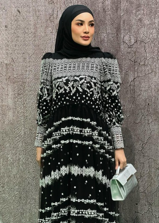 Cantiknya Nindy Ayunda dengan penampilan yang glamour bernuansa monokrom hitam-putih. Foto: Instagram @nindyayunda