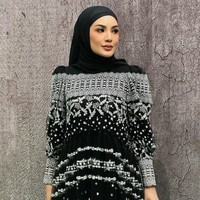 Cantiknya Nindy Ayunda dengan penampilan yang glamour bernuansa monokrom hitam-putih. Foto: Instagram @nindyayunda