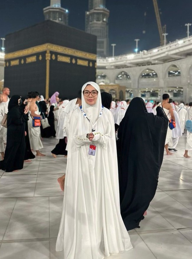 Nindy Ayunda memutuskan berhijab sejak menjalani umrah pada awal Januari 2024. Foto: Instagram @nindyayunda