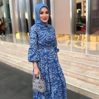 Nindy Ayunda tampak feminin dan anggun memakai dress batik mega mendung. Ia melengkapi penampilan dengan gaya hijab simple menggunakan kerudung biru. Foto: Instagram @nindyayunda