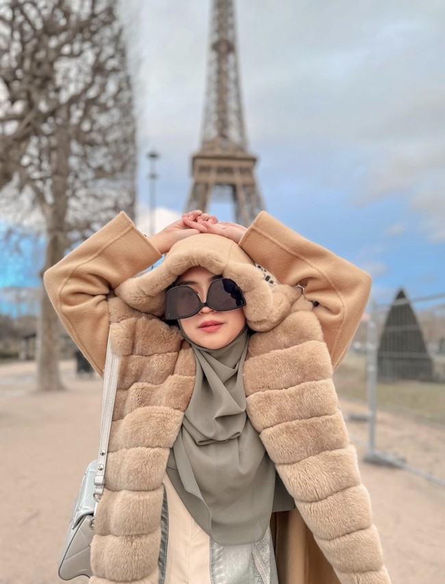 Paris juga Ricis dan rombongan sambangi. Berada di kota yang dijuluki sebagai pusat mode dunia, Ricis bersolek dengan terusan bernuansa coklat yang dilengkapi mantel bulu senada. (Foto: Instagram/@riaricis1795)