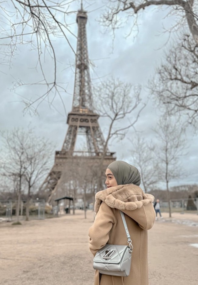 Kali ini, tas branded ikut menemani. Tampak Ricis menenteng tas silver Louis Vuitton dari seri Twist yang dihiasi logo ‘LV’ pada bagian depan. (Foto: Instagram/@riaricis1795)