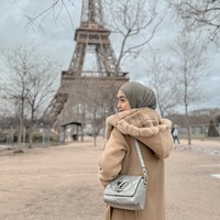 Kali ini, tas branded ikut menemani. Tampak Ricis menenteng tas silver Louis Vuitton dari seri Twist yang dihiasi logo ‘LV’ pada bagian depan. (Foto: Instagram/@riaricis1795)
