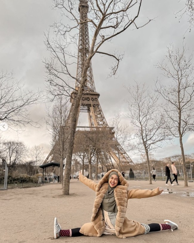 Ia juga melengkapi gayanya dengan sepasang sneakers silver, senada dengan warna tasnya. (Foto: Instagram/@riaricis1795)