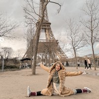 Ia juga melengkapi gayanya dengan sepasang sneakers silver, senada dengan warna tasnya. (Foto: Instagram/@riaricis1795)