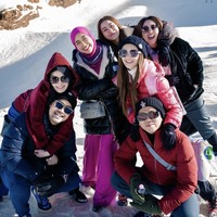 Beda lagi gaya sewaktu ke Swiss. Busana berwarna fuchsia yang dibungkus puffer jacket hitam menemani. (Foto: Instagram/@riaricis1795)