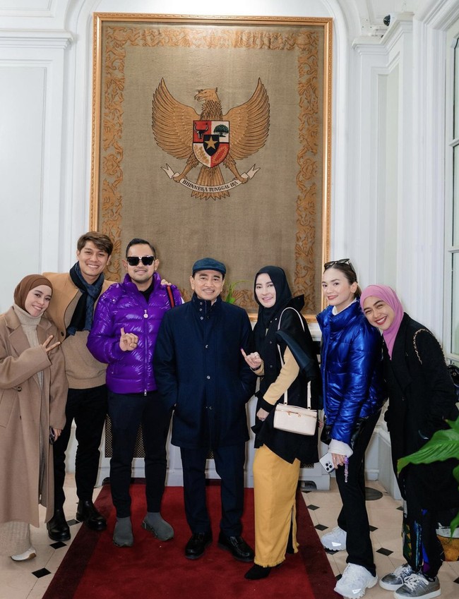 Begini gaya Ricis ketika nyoblos di Paris. Giliran tas Chanel dengan tali rantainya yang ikonis jadi pilihan. (Foto: Instagram/@riaricis1795)