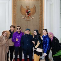 Begini gaya Ricis ketika nyoblos di Paris. Giliran tas Chanel dengan tali rantainya yang ikonis jadi pilihan. (Foto: Instagram/@riaricis1795)