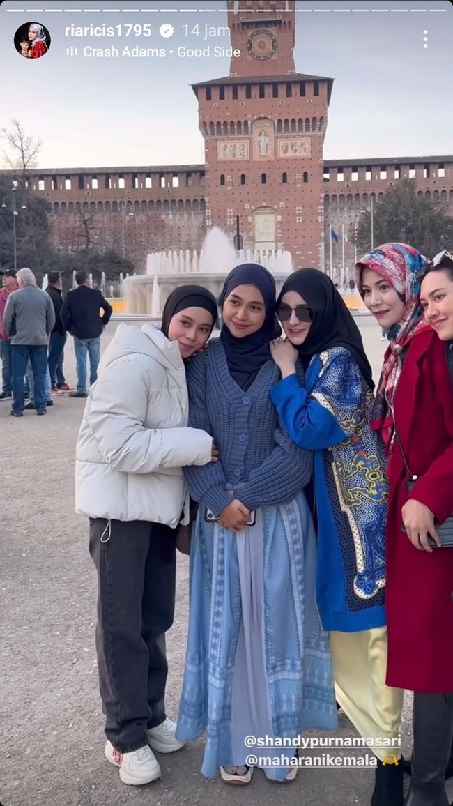 Musim dingin masih menyelimuti sebagian besar Eropa. Maka, cardigan berwarna biru keabuan sesekali menemani gaya Ricis, begitu sapaan akrabnya, untuk menghangatkan tubuh. (Foto: Instagram/@riaricis1795)