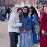 Musim dingin masih menyelimuti sebagian besar Eropa. Maka, cardigan berwarna biru keabuan sesekali menemani gaya Ricis, begitu sapaan akrabnya, untuk menghangatkan tubuh. (Foto: Instagram/@riaricis1795)