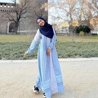 Milan, Italia, menjadi destinasi pertama yang dikunjunginya bersama rekannya sesama figur publik di Benua Biru. Tunik dress bernuansa biru yang dipadu hijab senada menjadi andalan ibu satu anak ini. (Foto: Instagram/@riaricis1795)